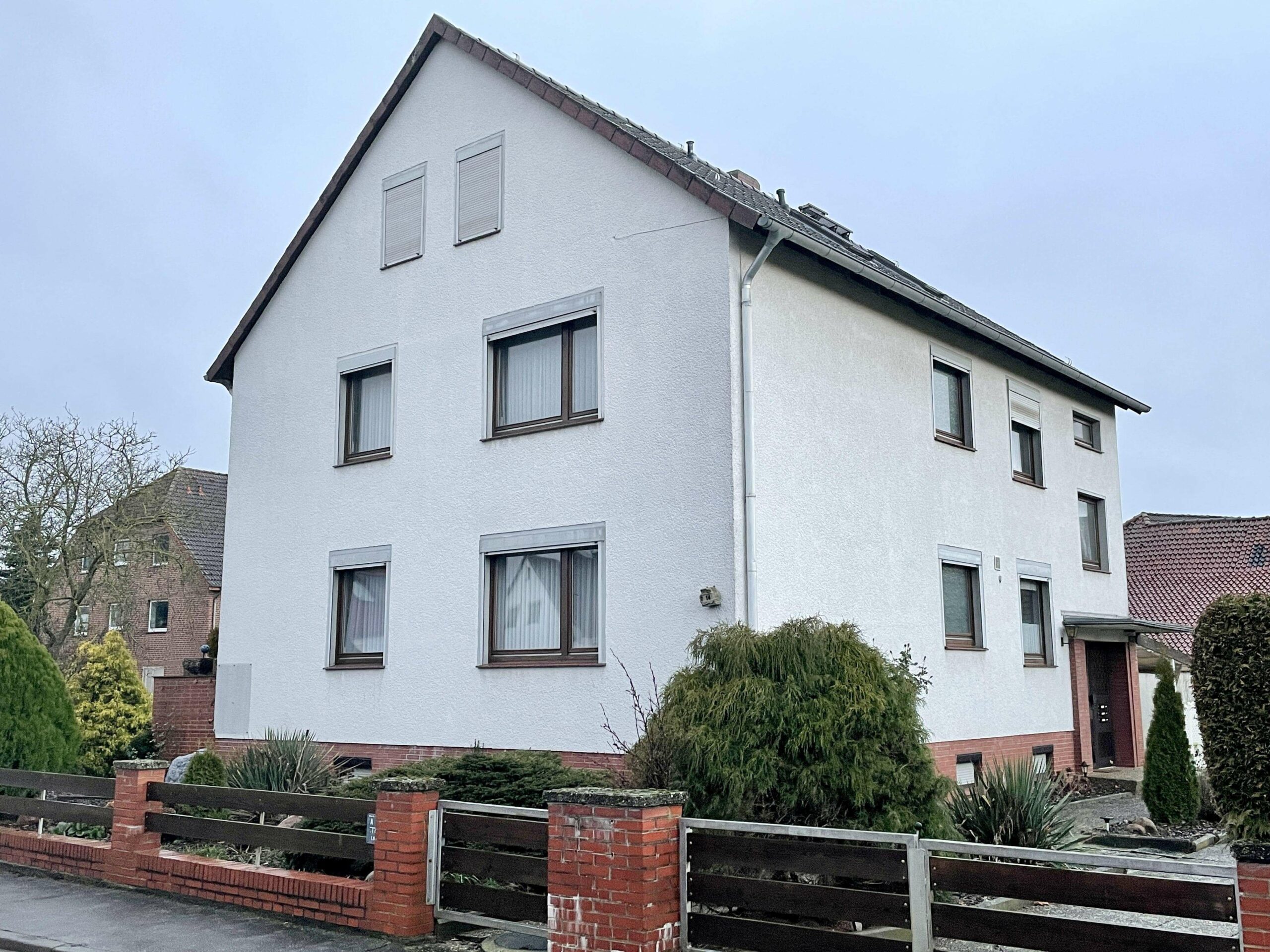 Solides 2-FH mit Einliegerwohnung im Dachgeschoss und separatem Bauplatz in Kernlage von Kirchwehren, 30926 Seelze, Mehrfamilienhaus