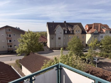 Blick vom Balkon - Sarstedt: 2-Zimmer-Dachgeschosswohnung mit Aufzug, Balkon und Garage