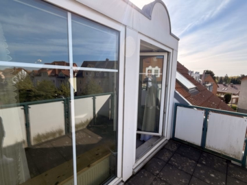 Balkon - Sarstedt: 2-Zimmer-Dachgeschosswohnung mit Aufzug, Balkon und Garage