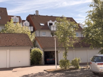 Garagenhof - Sarstedt: 2-Zimmer-Dachgeschosswohnung mit Aufzug, Balkon und Garage