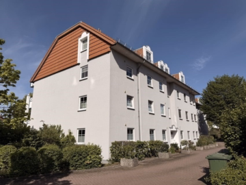 Außenansicht - Sarstedt: 2-Zimmer-Dachgeschosswohnung mit Aufzug, Balkon und Garage