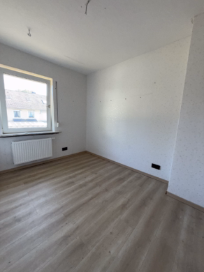 Zimmer 2 OG - Zwangsversteigerung – provisionsfrei: Reihenmittelhaus in Langenhagen