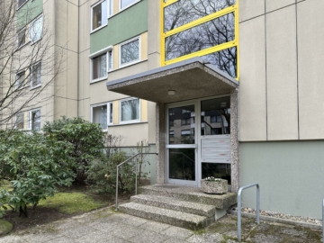 Eingangsbereich - Laatzen: Renovierungsbedüftige 2,5-Zimmer-Wohnung mit Loggia und Tiefgaragenstellplatz