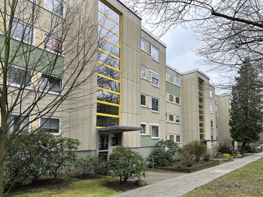 Laatzen: Renovierungsbedüftige 2,5-Zimmer-Wohnung mit Loggia und Tiefgaragenstellplatz 1 Außenansicht - Laatzen: Renovierungsbedüftige 2,5-Zimmer-Wohnung mit Loggia und Tiefgaragenstellplatz