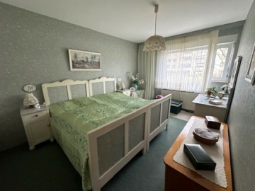 Schlafzimmer - Laatzen: Renovierungsbedüftige 2,5-Zimmer-Wohnung mit Loggia und Tiefgaragenstellplatz