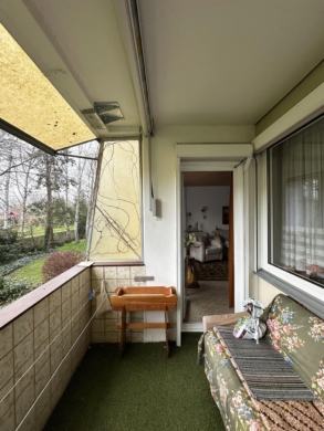 Loggia - Laatzen: Renovierungsbedüftige 2,5-Zimmer-Wohnung mit Loggia und Tiefgaragenstellplatz