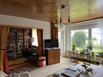 Wohn- Esszimmer - Laatzen: Renovierungsbedüftige 2,5-Zimmer-Wohnung mit Loggia und Tiefgaragenstellplatz
