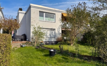 Rückansicht - Modernisierungsbedürftige 3,5-Zimmer-ETW mit Reihenhauscharakter