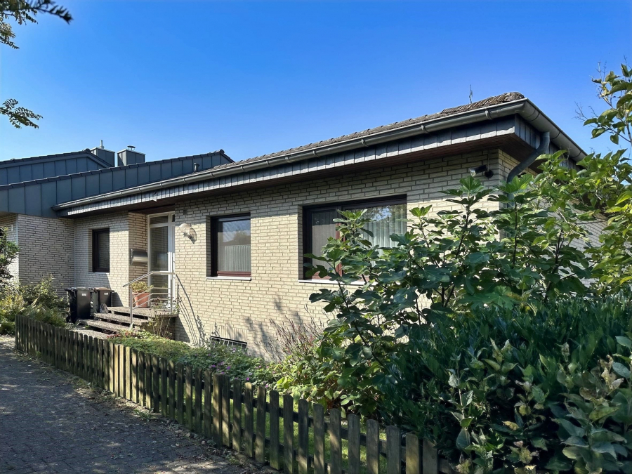 Hausansicht - Wunstorf-Luthe: Attraktiver Bungalow (Reihenendhaus) mit Vollkeller und Garage