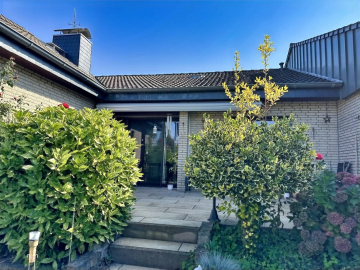 Markise mit Windschutz - Wunstorf-Luthe: Attraktiver Bungalow (Reihenendhaus) mit Vollkeller und Garage