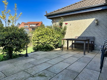 Terrasse mit elektr. Markise - Wunstorf-Luthe: Attraktiver Bungalow (Reihenendhaus) mit Vollkeller und Garage