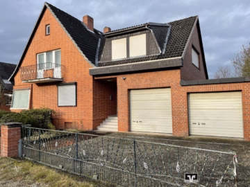 Straßenansicht - Hellendorf: Großes Einfamilienhaus mit Potenzial