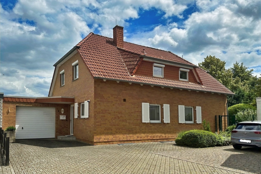Großzügiges und gepflegtes Einfamilienhaus mit Garage und Keller in Algermissen 1 Hausansicht - Großzügiges und gepflegtes Einfamilienhaus mit Garage und Keller in Algermissen