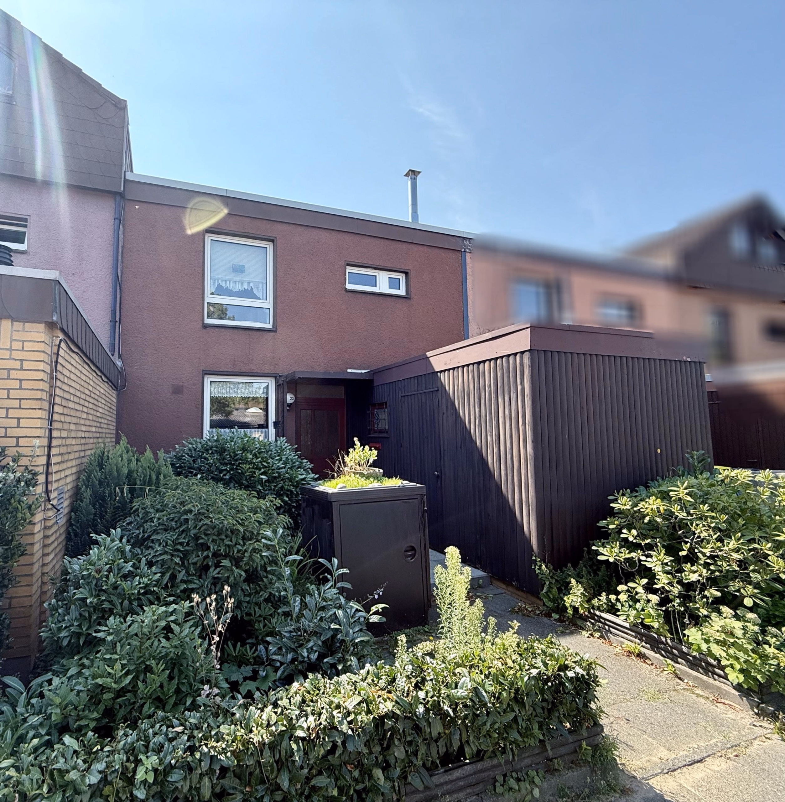Gepflegtes Reihenmittelhaus mit Garage in zentraler Wohnlage in Garbsen OT Auf der Horst, 30823 Garbsen, Reihenmittelhaus zum Kauf