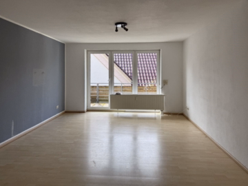 Wohnzimmer - Geräumige 3-Zimmer-ETW mit Balkon, Garage und Stellplatz