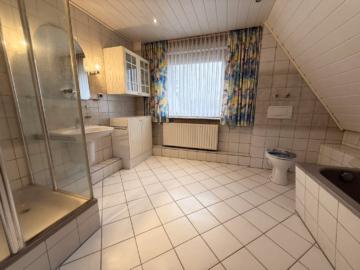 Wannen-Duschbad OG - Sanierungsbedürftiges EFH in Langenhagen
