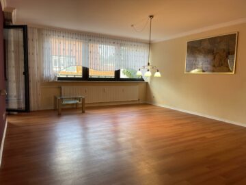 Wohnzimmer mit Balkon - Modernisierte Eigentumswohnung mit 2 Bädern, Loggia und Aufzug