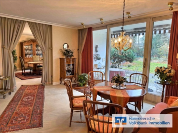 Salon - Großburgwedel: Repräsentative Landhausvilla auf großem Grundstück