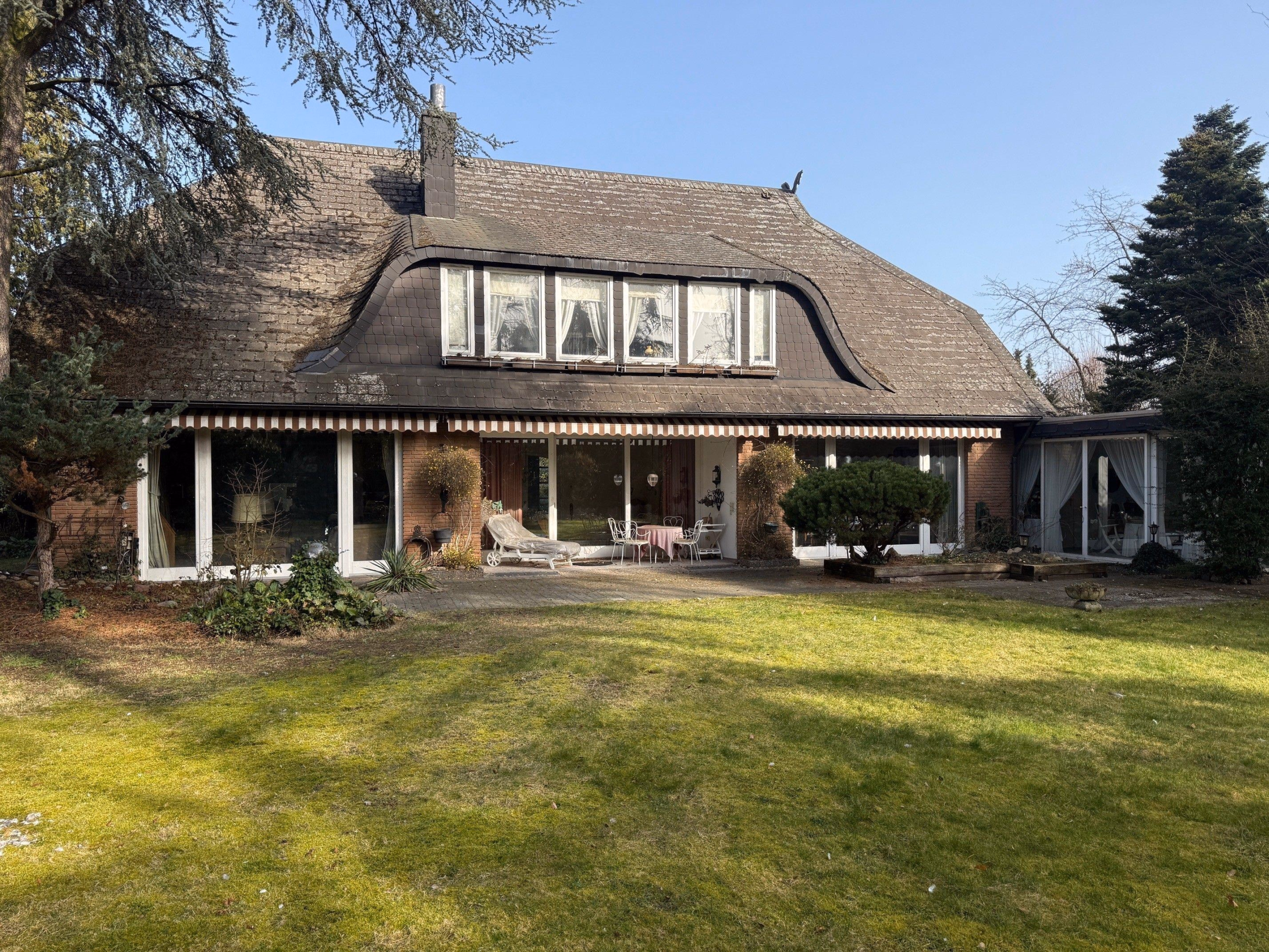 Großburgwedel: Repräsentative Landhausvilla auf großem Grundstück, 30938 Burgwedel, Landhaus