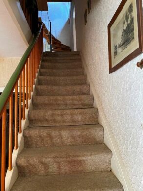Sibbesse-Eberholzen: Zweifamilienhaus mit Gewerbeanteil - Treppenaufgang