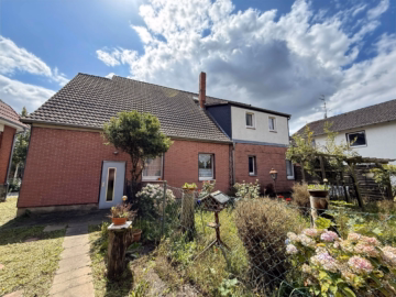 Handwerker aufgepasst! Sanierungsbedürftiges Wohnhaus mit 7 Zimmern, 2 Bädern und Garage, 30890 Barsinghausen, Einfamilienhaus