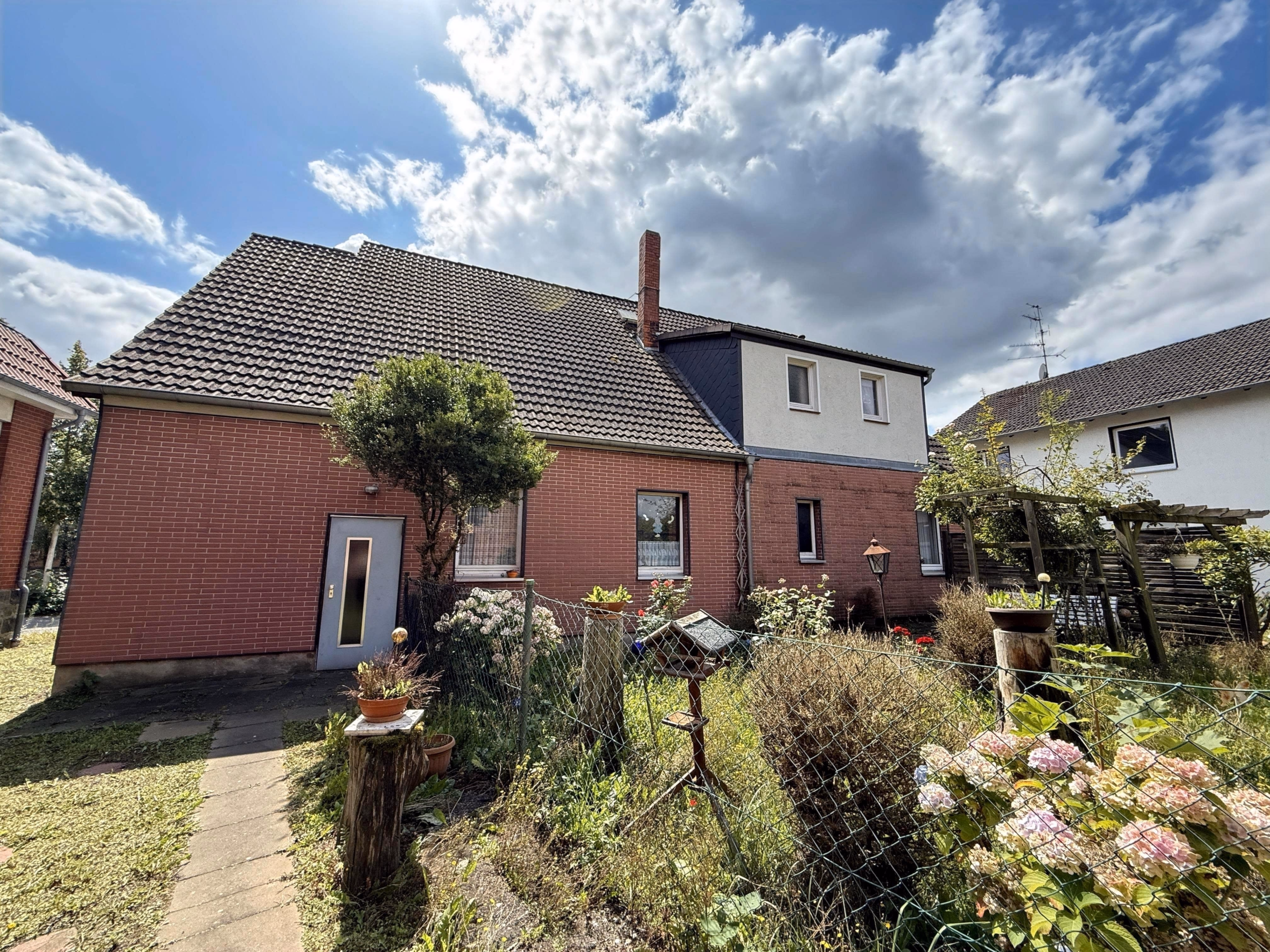 Handwerker aufgepasst! Sanierungsbedürftiges Wohnhaus mit 7 Zimmern, 2 Bädern und Garage, 30890 Barsinghausen, Einfamilienhaus