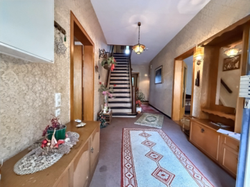 Diele - Handwerker aufgepasst! Sanierungsbedürftiges Wohnhaus mit 7 Zimmern, 2 Bädern und Garage