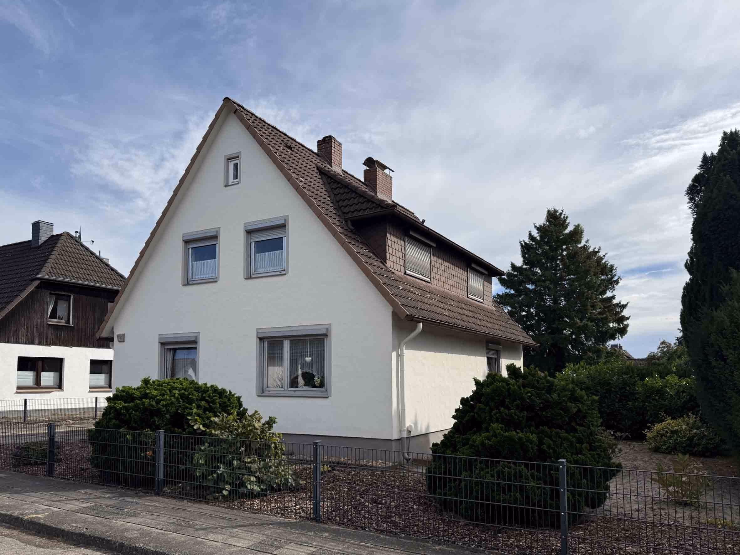 Eschede: Sanierungsbedürftiges EFH mit großem Grundstück in beliebter Wohnlage, 29348 Eschede, Einfamilienhaus