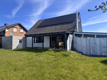 Rückansicht - Söhlde: Streif-Haus mit Kamin, Garage, Carport, Keller und PV-Anlage