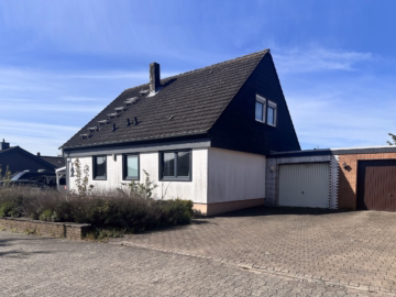 Hausansicht - Söhlde: Streif-Haus mit Kamin, Garage, Carport, Keller und PV-Anlage
