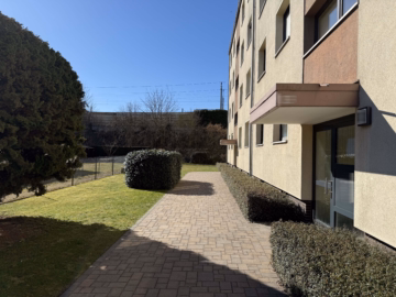 Zugang zum Haus - 3-Zimmer-Wohnung mit Loggia in Seelze-Lohnde