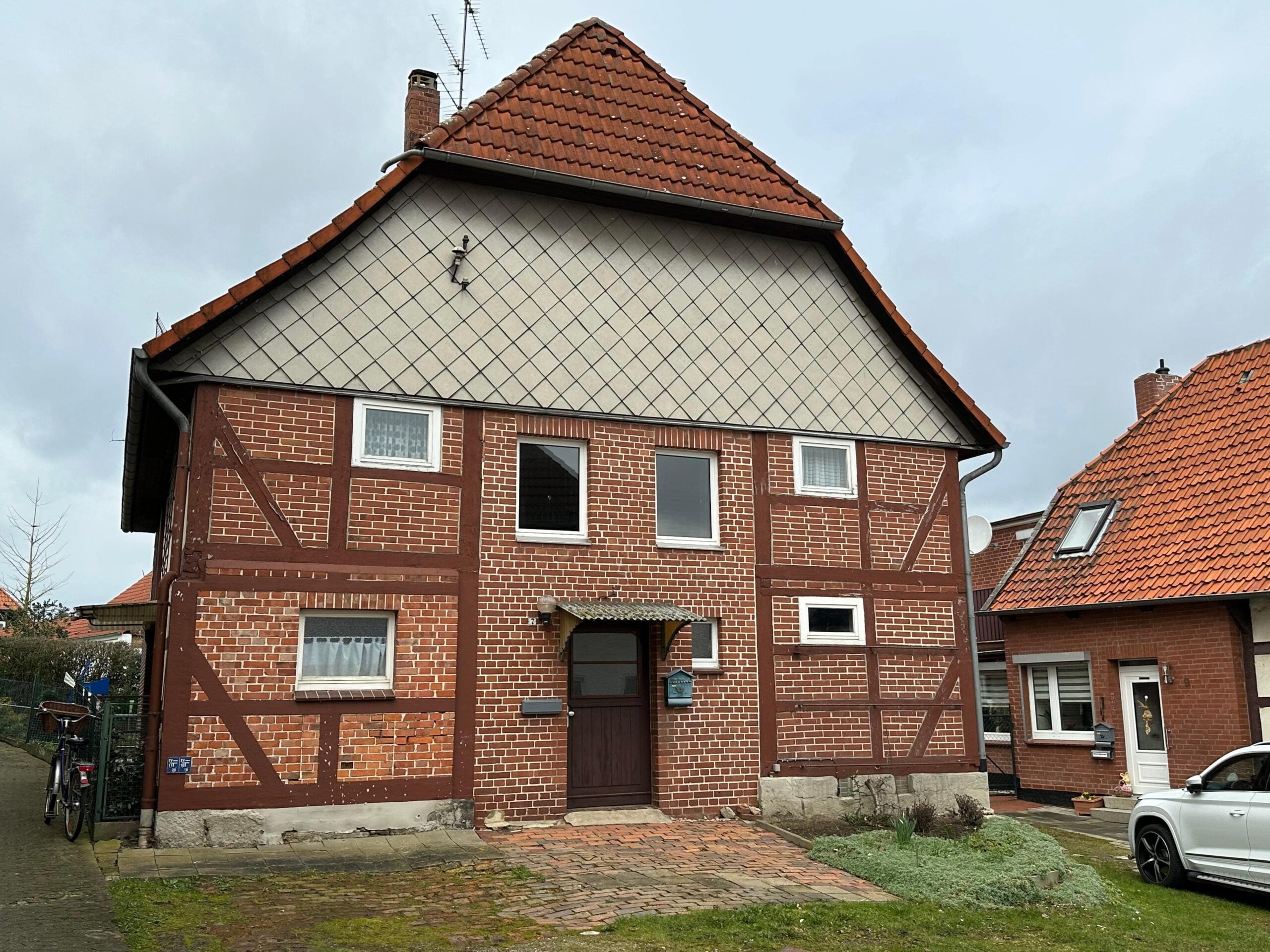 Hohenhameln OT Clauen: Haus für Handwerker mit Doppelgarage und Nebengebäude, 31249 Hohenhameln, Einfamilienhaus