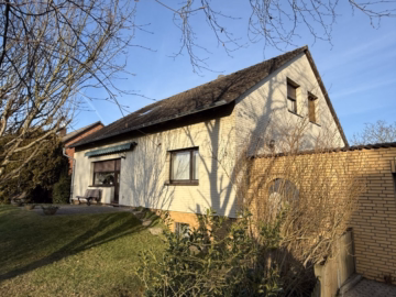 Solides Zweifamilienhaus in Helstorf – ohne Käuferprovision, 31535 Neustadt, Zweifamilienhaus