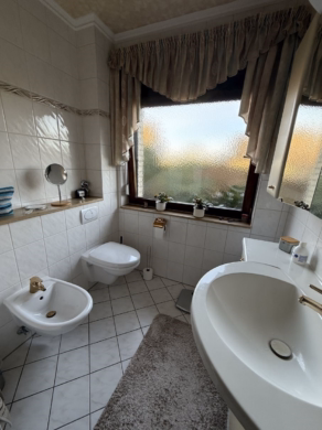 Das Bad im EG - Solides Zweifamilienhaus in Helstorf – ohne Käuferprovision