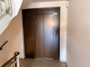 Aufzug - Sarstedt: 2-Zimmer-Wohnung mit Aufzug, Balkon und Tiefgaragenplatz