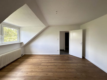 Wohnzimmer - Erstbezug nach Renovierung: Moderne 2-Zimmer-Dachgeschosswohnung