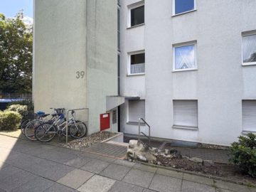 Hauseingang - Burgdorf/Südstadt: Sanierungsbedürftige 2-Zimmer-Wohnung