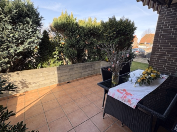 Terrasse - Uetze/ Hänigsen: Teilsaniertes Einfamilenhaus mit 8 Zimmern