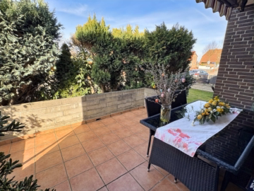 Terrasse - Uetze/ Hänigsen: Teilsaniertes Einfamilenhaus mit 8 Zimmern