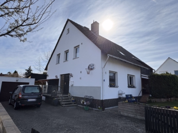 Hauseingang - Uetze/ Hänigsen: Teilsaniertes Einfamilenhaus mit 8 Zimmern