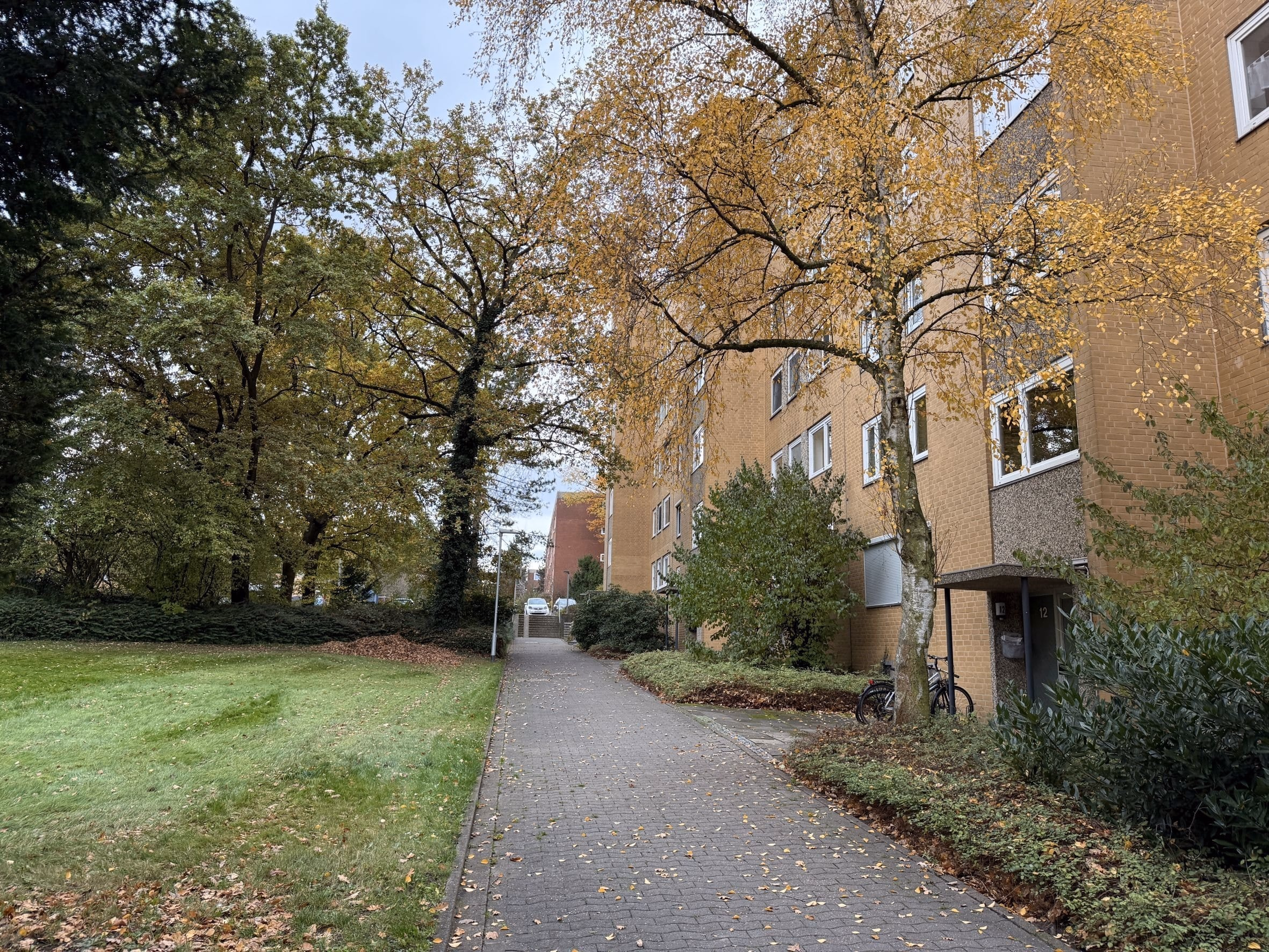 Vermietete 3-Zimmer-Wohnung mit Balkon und Tiefgarage, 30453 Hannover, Erdgeschosswohnung