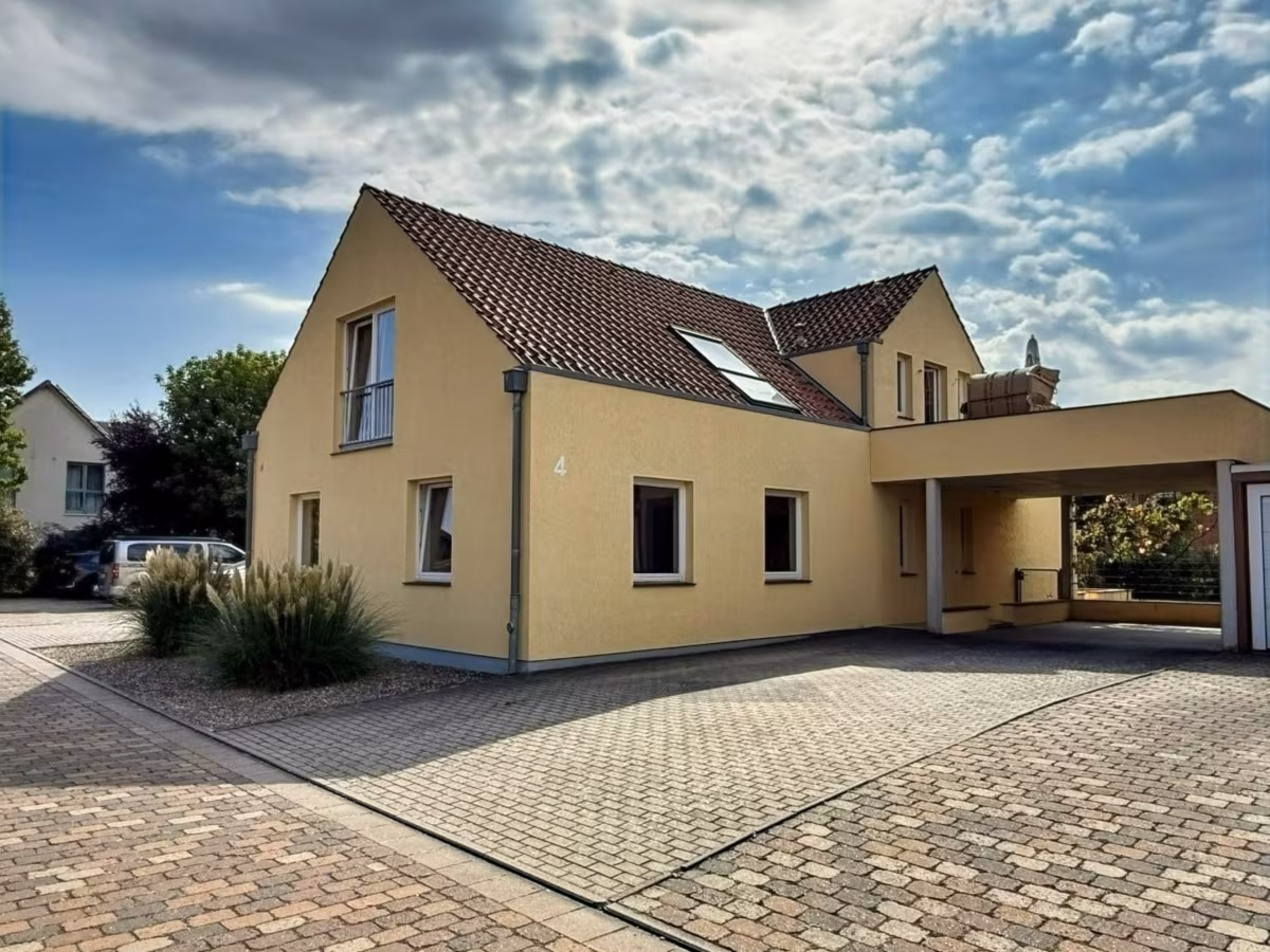 Hausansicht und Carport, Eingang Erdgeschoss
