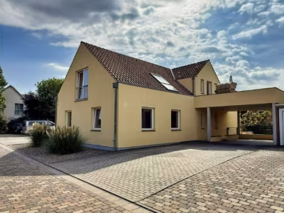 Hausansicht und Carport, Eingang Erdgeschoss