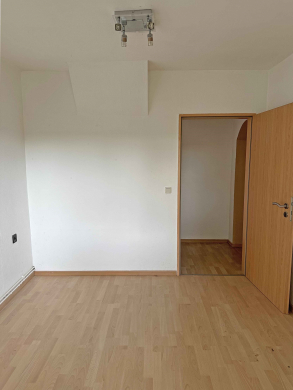 Zimmer 1 - 5. OG - Hannover-Vahrenwald: Renovierungsbedürftige Maisonette-Wohnung mit Balkon