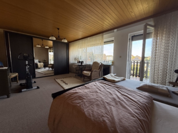 Schlafzimmer mit Balkon 1. OG - Reihenmittelhaus mit Vollkeller und Garage in zentraler Wohnlage in Lohnde mit tollem Garten