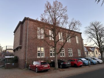 Burgdorf Innenstadt: Kirchliches Gemeindehaus mit Nebengebäuden - Seitliche Ansicht Gebäude 1