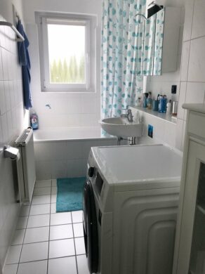 Wannenbad mit Fenster - Vermietete 3-Zimmer-ETW in einem gepflegten 7-Familienhaus in Langenhagen