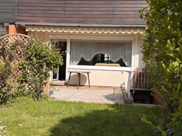 Terrasse mit Markise - Reihenmittelhaus mit Vollkeller und Garage in Rodenberg