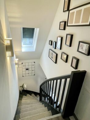 Modernisiertes Einfamilienhaus mit offener Raumgestaltung auf Traumgrundstück in Havelse - Treppe zum OG