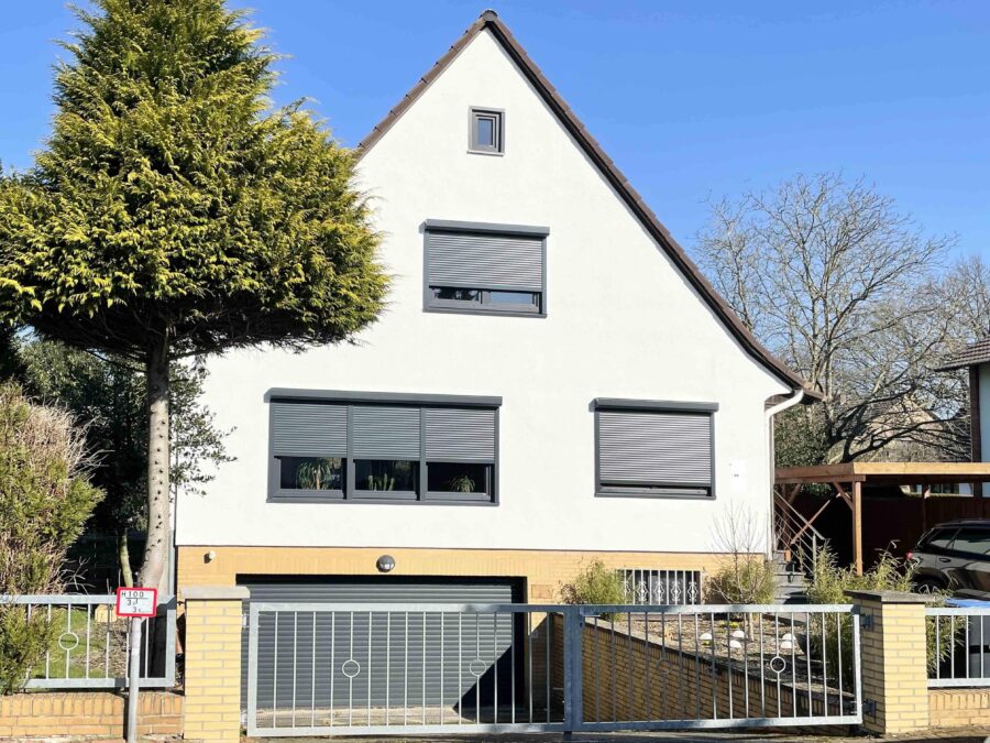 Modernisiertes Einfamilienhaus mit offener Raumgestaltung auf Traumgrundstück in Havelse - Vorderansicht